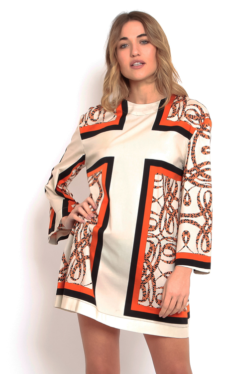 Produzione Italiana di cappotti, giacche imbottite, gilet moda, abiti da donna, tute sportive, maglieria, maglioni, felpe con cappuccio, camicie, pantaloni, pantaloncini, gonne, magliette e top per donne, ragazze e adolescenti a supporto dei nostri distributori in tutto il mondo. Industria manifatturiera moda donna Made in Italy per distributori e grossisti